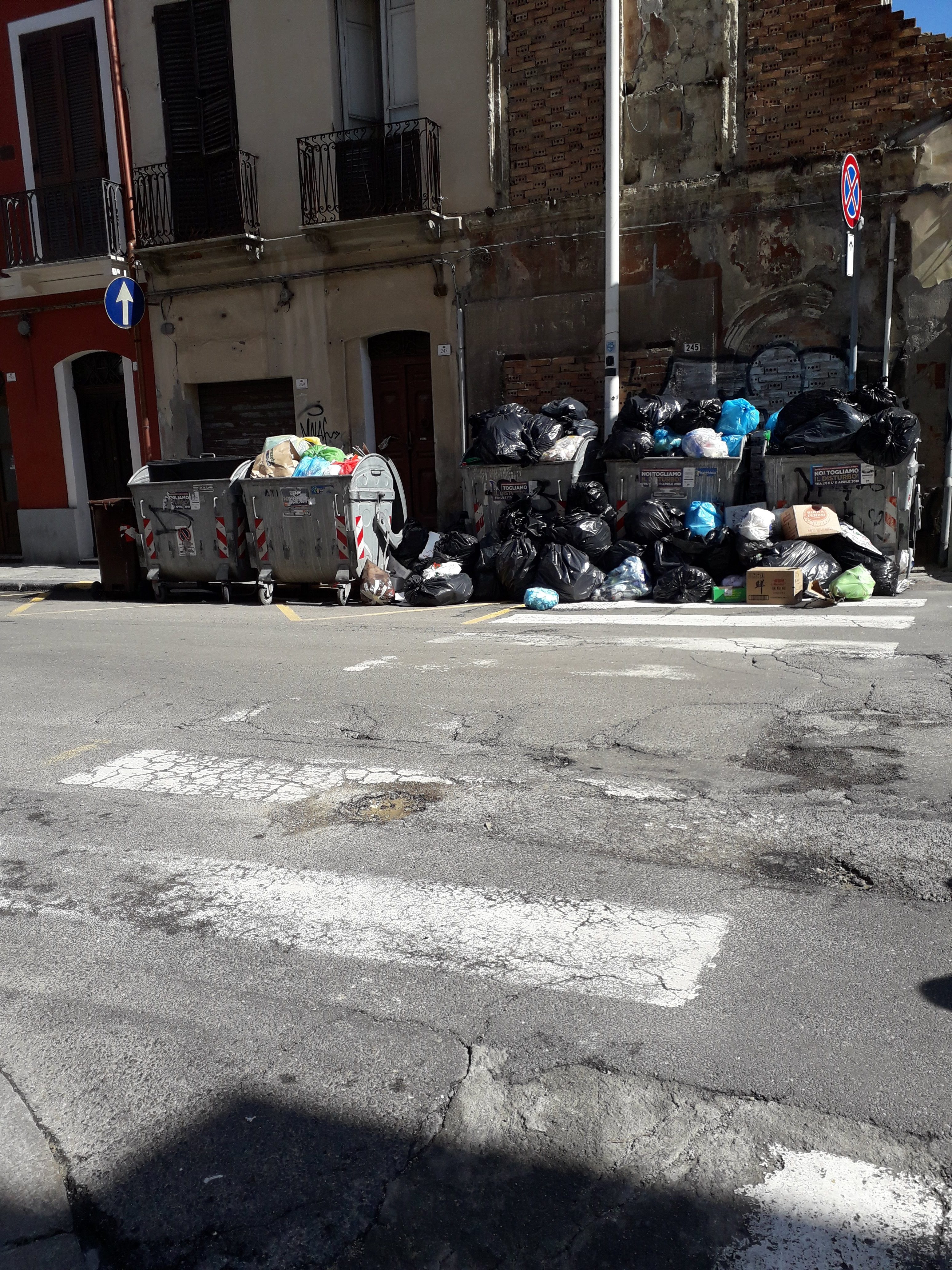 Rifiuti a Cagliari, il Comune gioca a “lascia e raddoppia”: compaiono addirittura nuovi cassonetti