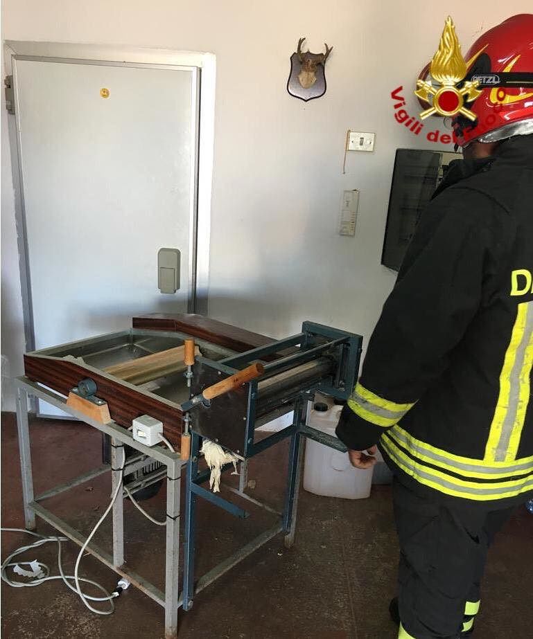 Infortunio sul lavoro a Siniscola: fa la pasta, la mano le resta incastrata nella sfogliatrice