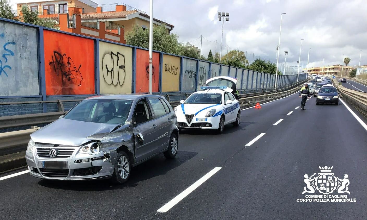Cagliari, perde il controllo dell’auto sull’Asse Mediano e finisce sul guardrail