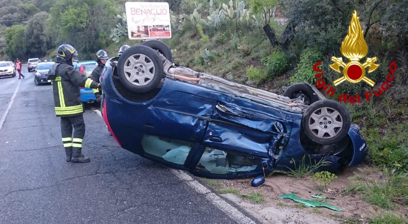 Scontro frontale sulla provinciale 58, un’auto si ribalta: tre feriti