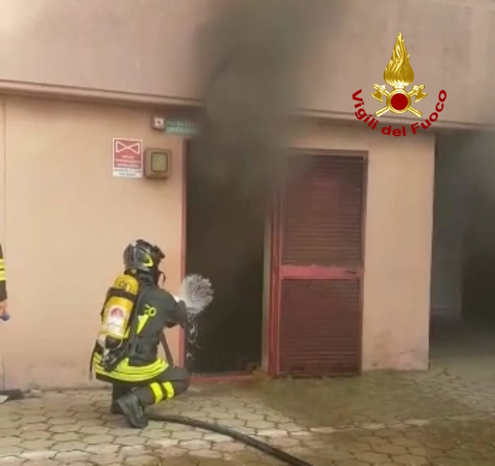 Pirri, in fiamme un gruppo elettrogeno al centro commerciale: intervengono i vigili