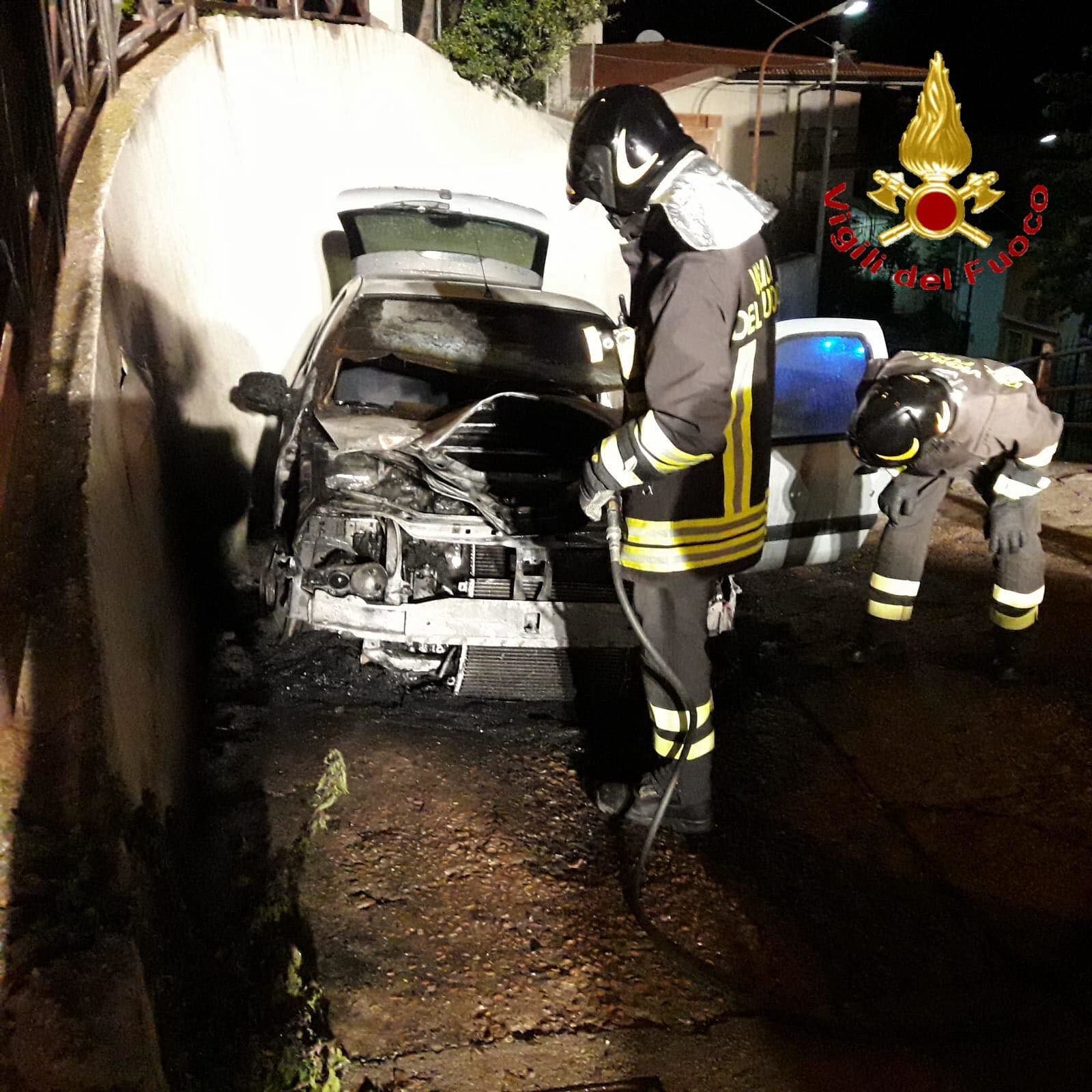 Jerzu, auto in fiamme nella notte: probabile matrice dolosa