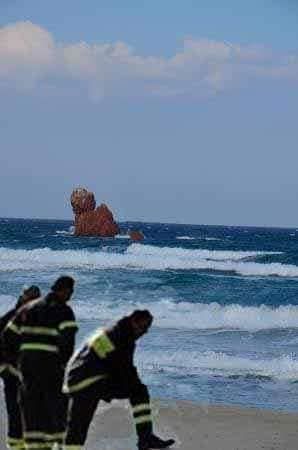 “Uno dei faraglioni di Cea abbattuto dalla mareggiata”, ma è un fotomontaggio (e in tanti ci cascano)