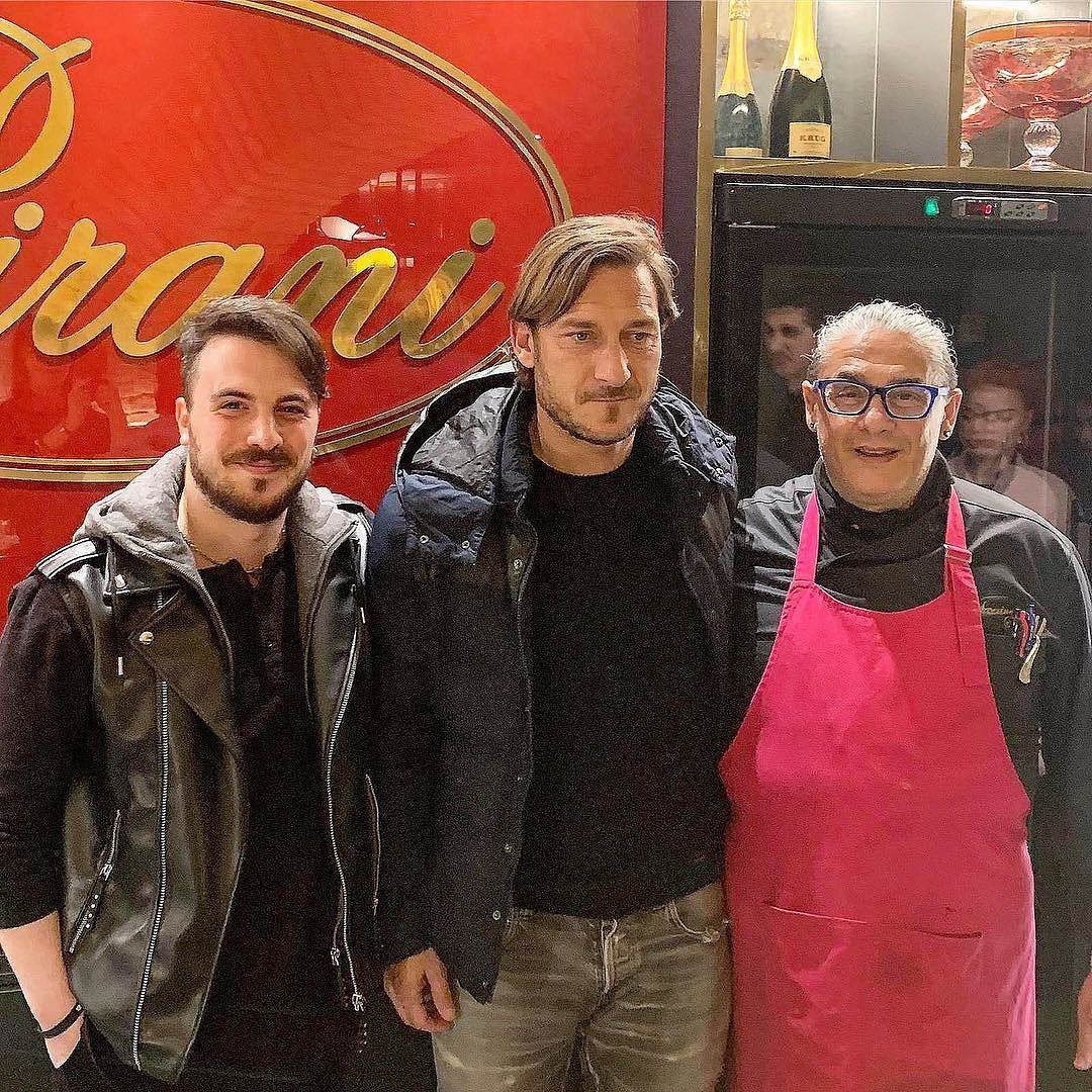 Francesco Totti fa tappa a Cagliari, selfie e autografi con i fan: “Grazie Capitano”