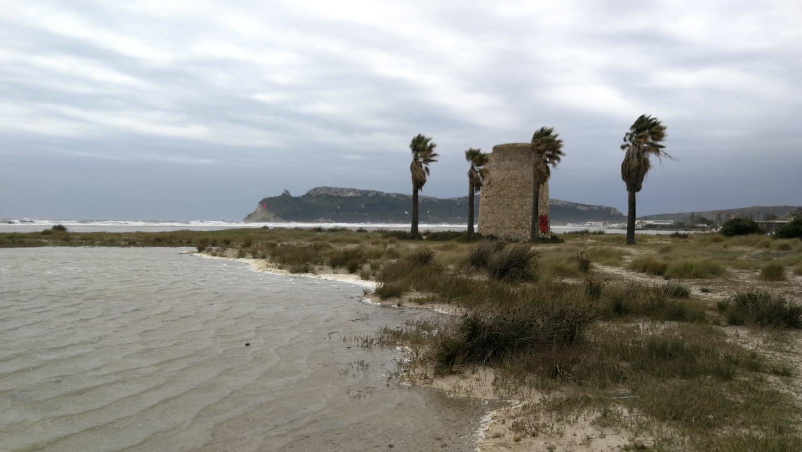 Mareggiata in corso al Poetto, Pasqua con bufera di vento a Cagliari