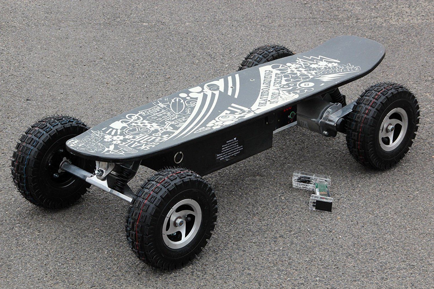 Cade con uno skateboard elettrico, muore un 42enne