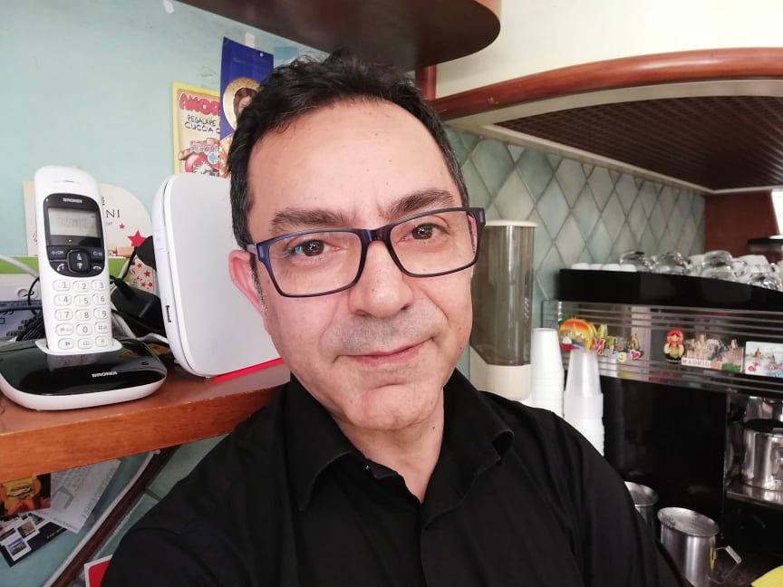 A Cagliari ondata di strisce blu in via Scano: “Meno clienti per il mio bar, qui ci salva anche la doppia fila”