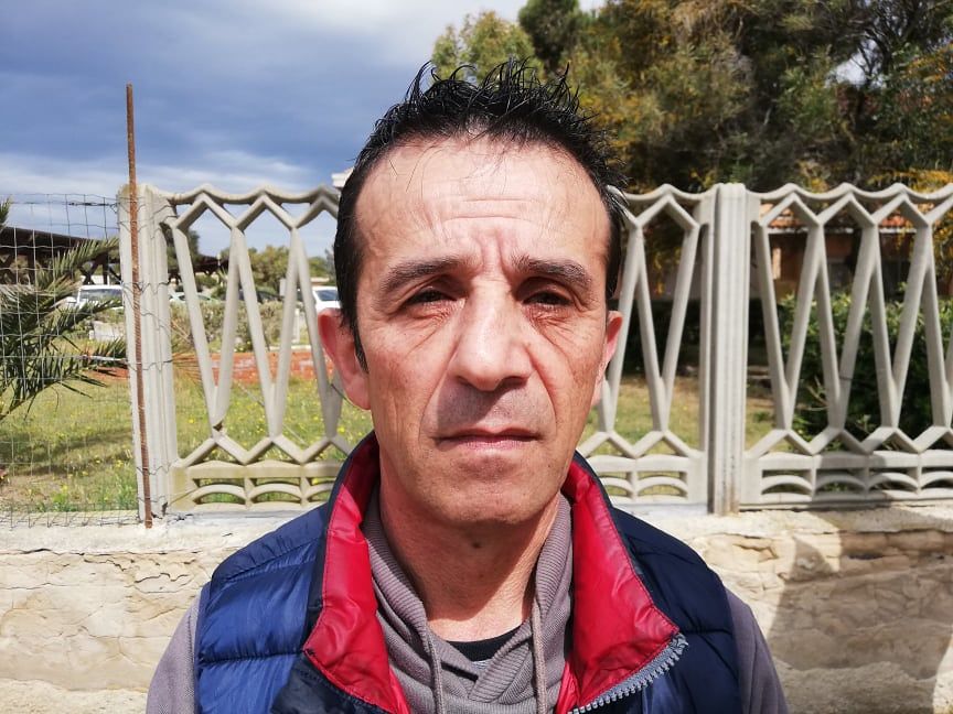 Le lacrime di Antonello, ausiliario sanitario di Goni senza stipendio: “Mangio grazie alla pensione di mio figlio invalido”
