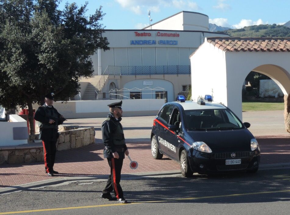 Regala alla moglie un cellulare, ma l’aveva rubato poco prima: nei guai 51enne di Olbia