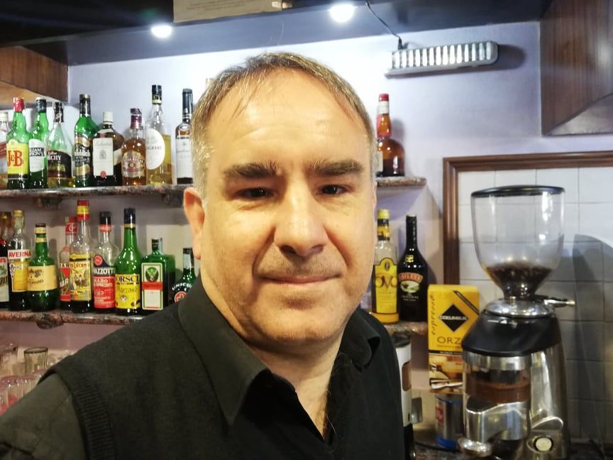 Carlo di Cagliari, storico barista di via Tuveri: “Altri parcheggi a pagamento? I clienti spariranno”