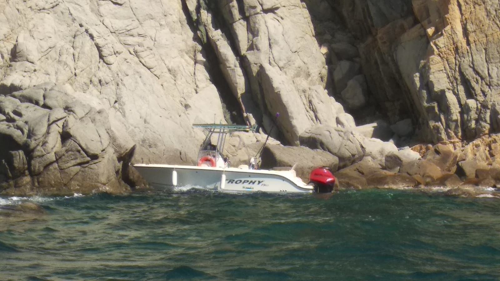 Cade dalla barca e non riesce più a salire a bordo: pescatore salvato dalla Guardia Costiera a Capo Boi