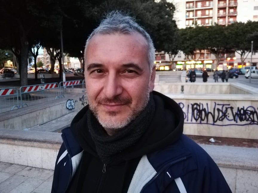 Vandali “padroni” di piazza Giovanni XXIII a Cagliari, l’sos del prete: “Agiscono incappucciati”