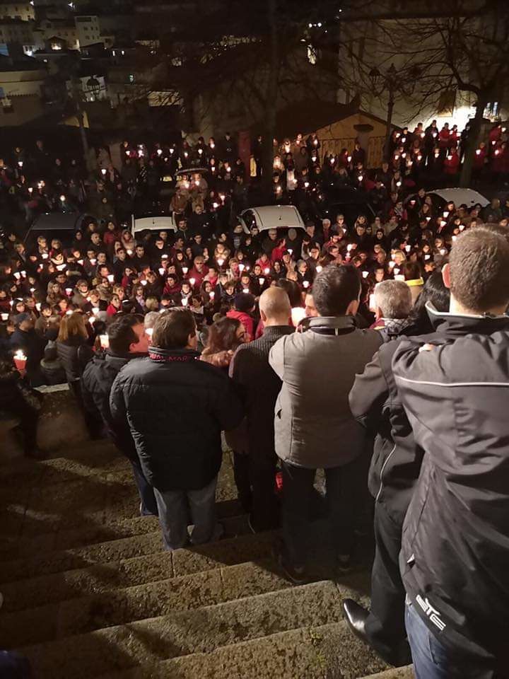 Ozieri in lacrime tra candele e preghiere per Romina Meloni, uccisa dal suo ex marito