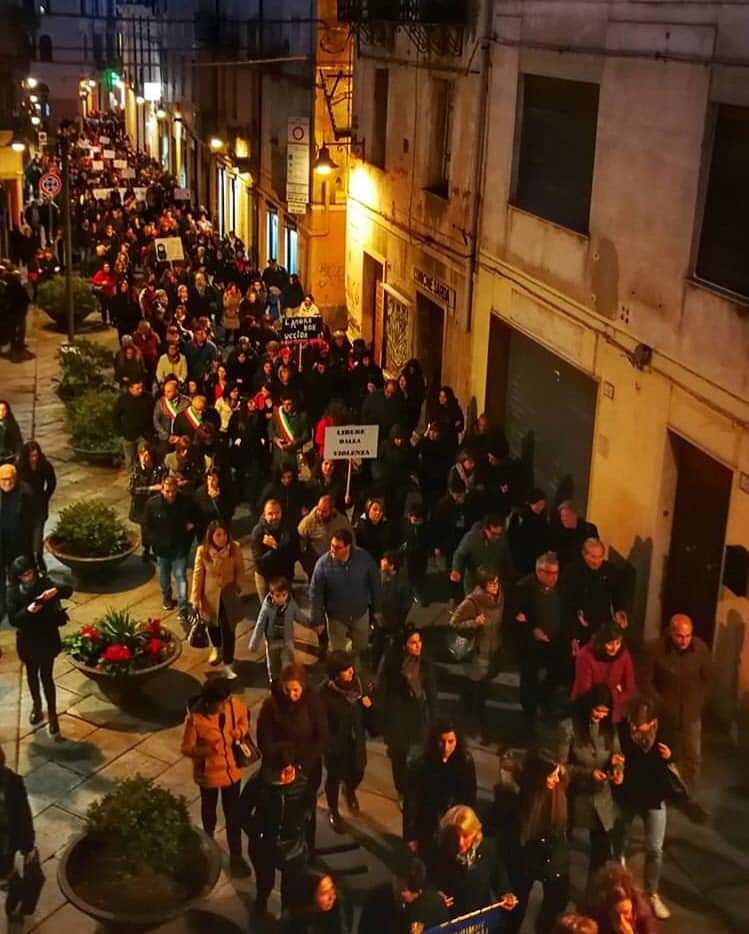A Nuoro donne e uomini in marcia per ricordare Romina Meloni e contro il femminicidio: “Vogliamo contarci vive”