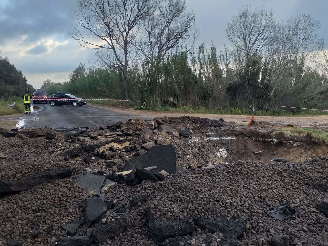 Arborea, esplode una condotta dell’acqua: spaventosa voragine sulla Provinciale 49