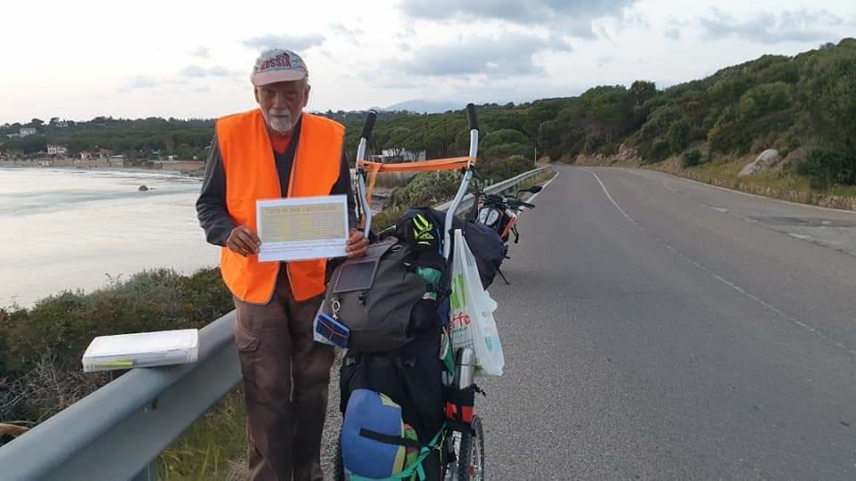 Pier Luigi Delvigo, il pensionato “record” che gira per il mondo a piedi è in Sardegna