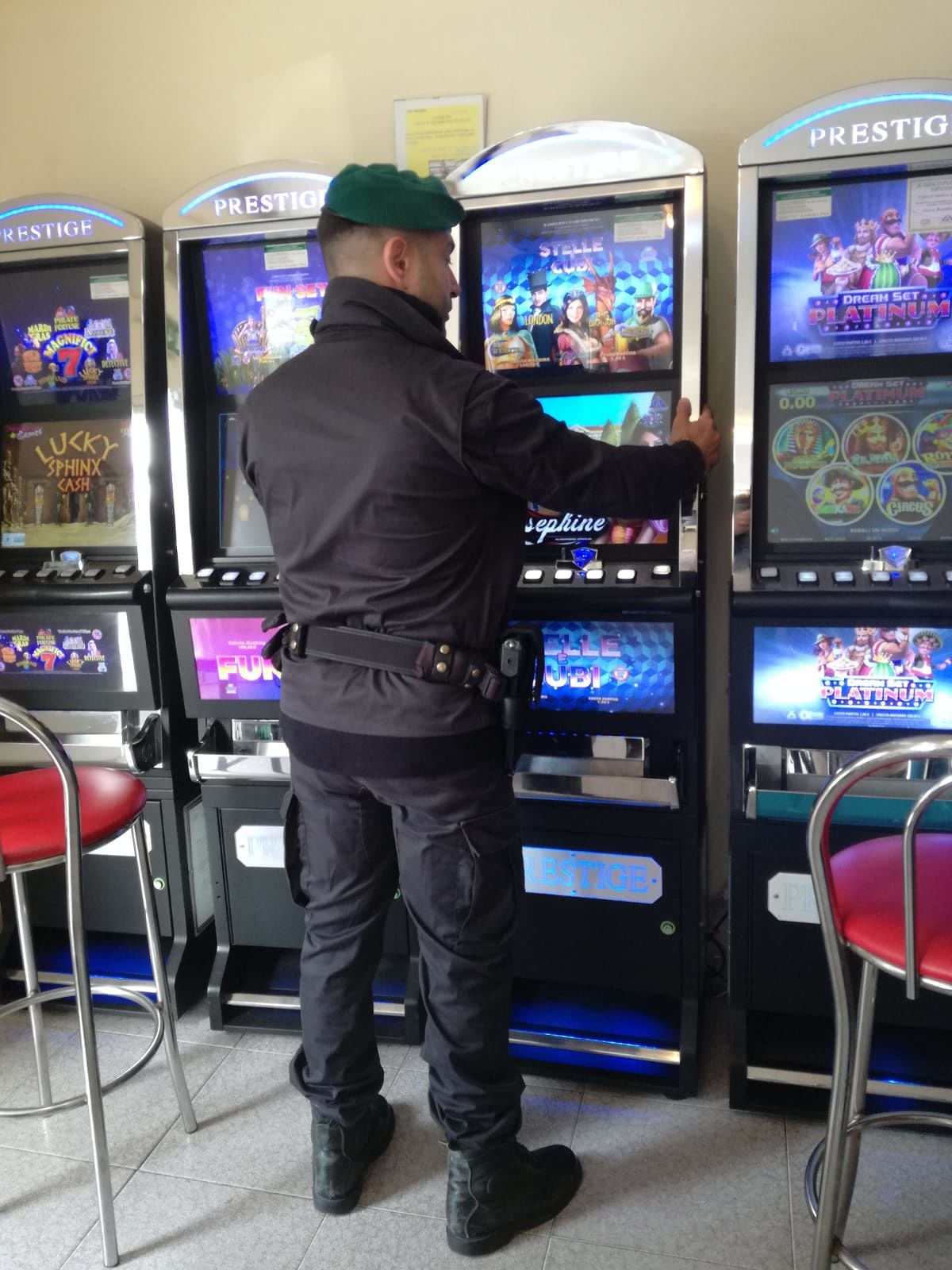 Sequestrati due videopoker irregolari in un locale a Buddusò: multa salata per il titolare