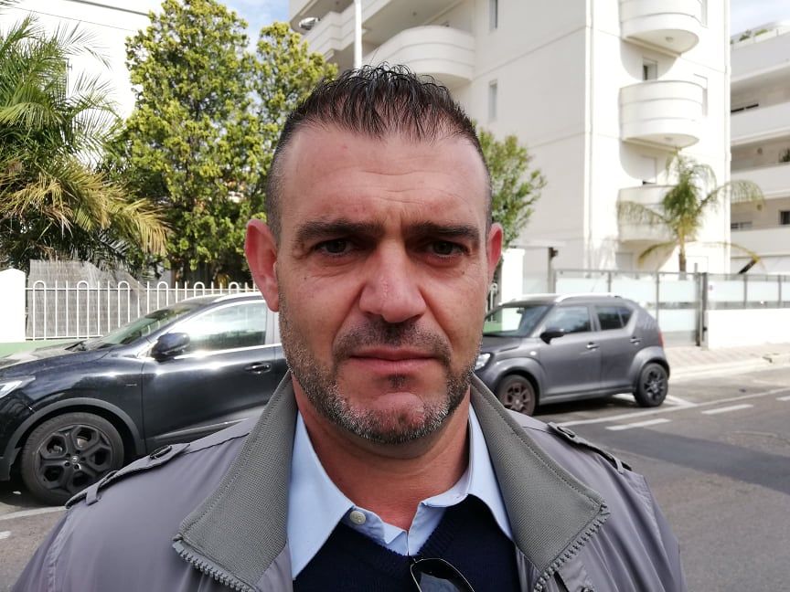 Guglielmo di Capoterra, guardia giurata in crisi: “Stipendi in ritardo, a 41 anni mi mantengono i miei suoceri”