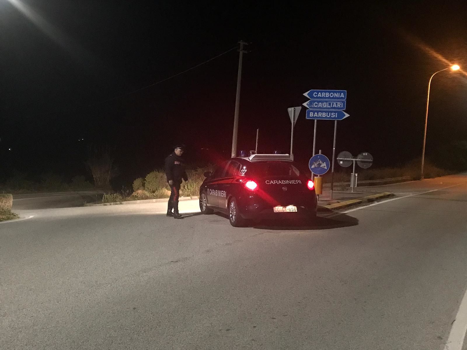 Spericolato inseguimento a Carbonia, ubriaco tenta la fuga in auto: feriti due anziani