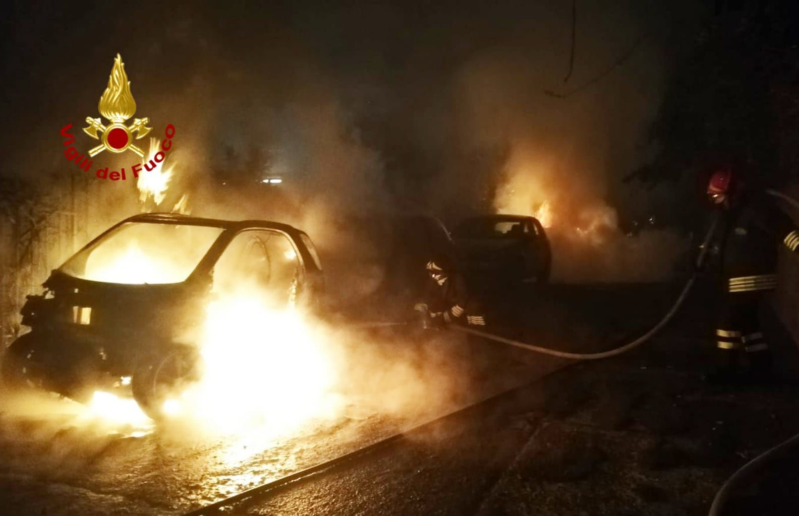Auto in fiamme in centro a Cagliari, i vigili del fuoco intervengono nella notte