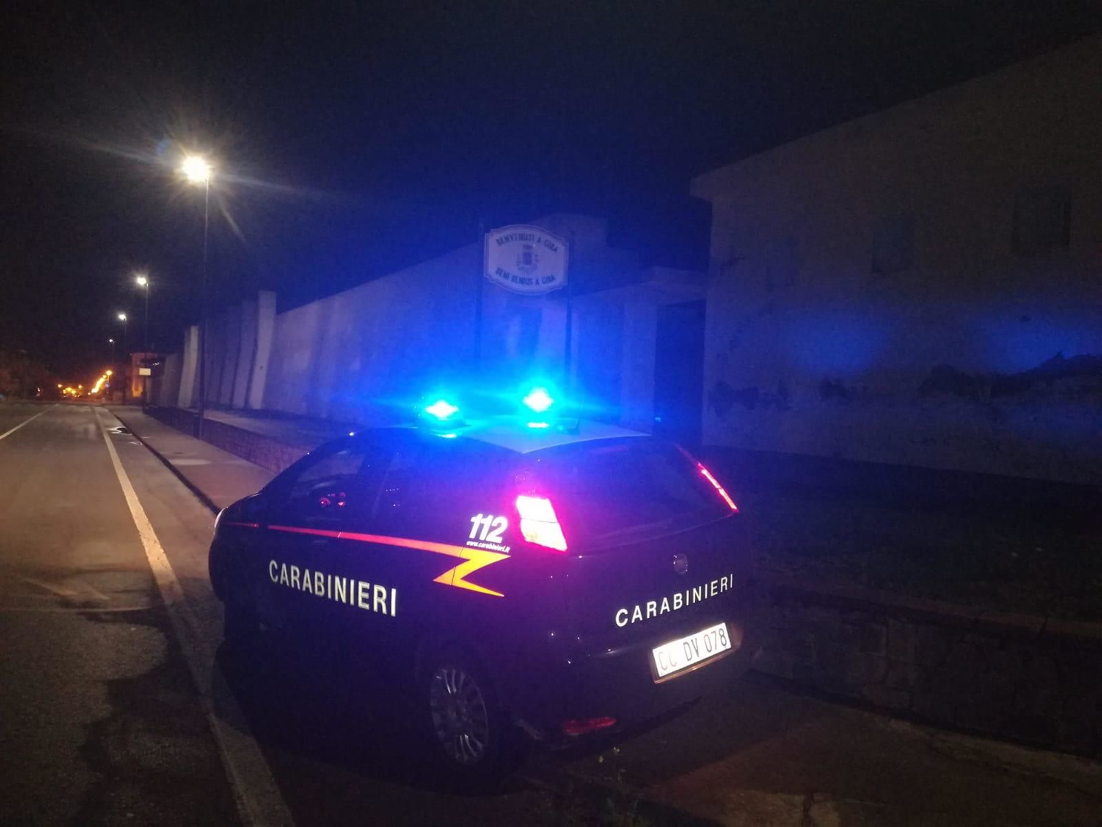 Giba, ubriaco rifiuta il controllo e sperona l’auto dei carabinieri: arrestato