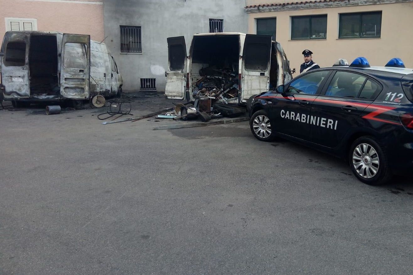 Distrutti dalla fiamme due furgoni a Torpè: indagini in corso