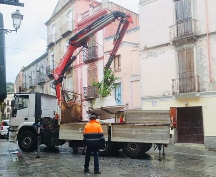 Iglesias, Casapound attacca per quelle costose panchine e fioriere: “Quell’acquisto è un autogol”