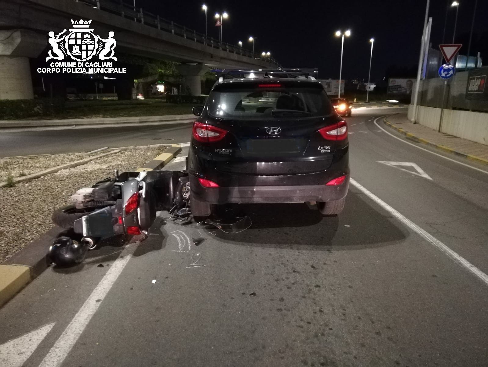 Cagliari, brutto incidente alla rotonda di via Cadello: coppia di centauri finisce all’ospedale