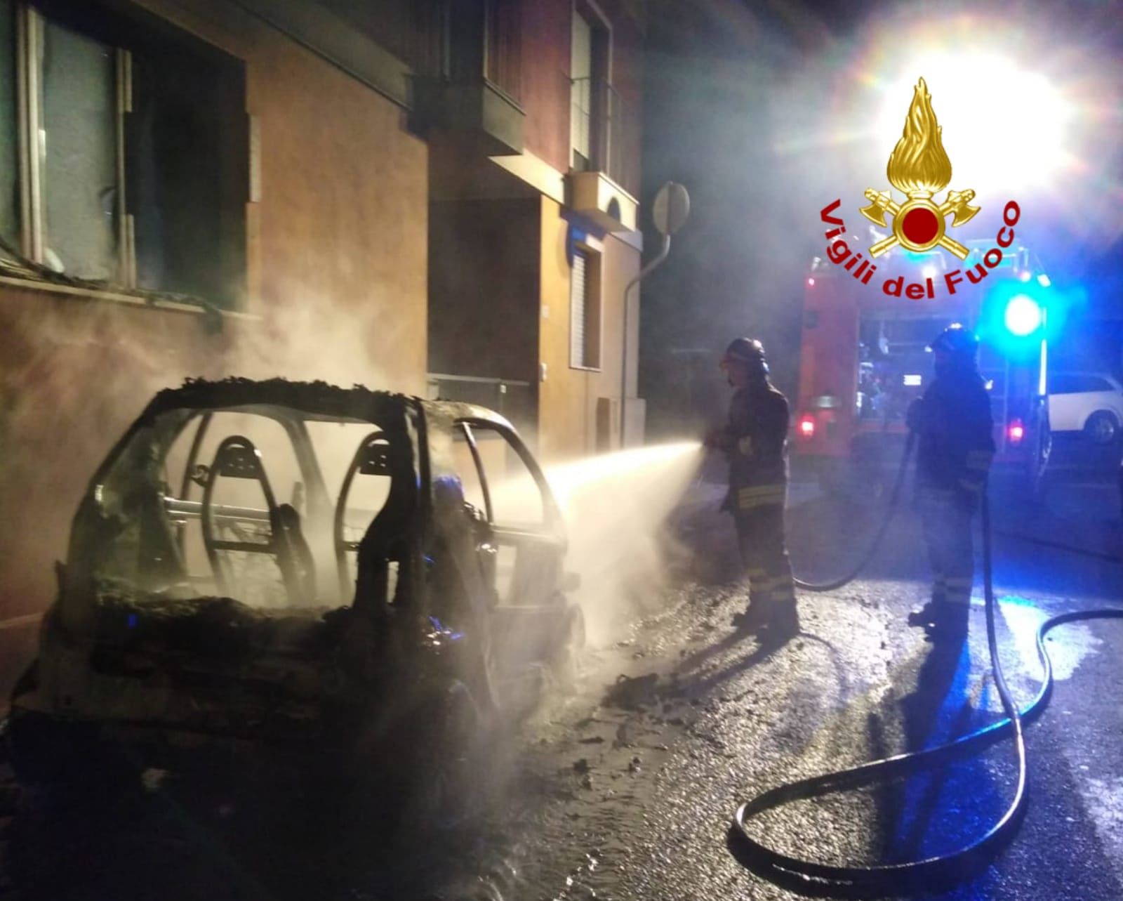 Pirri, auto in fiamme in via Trexenta: intervento dei vigili del fuoco nella notte