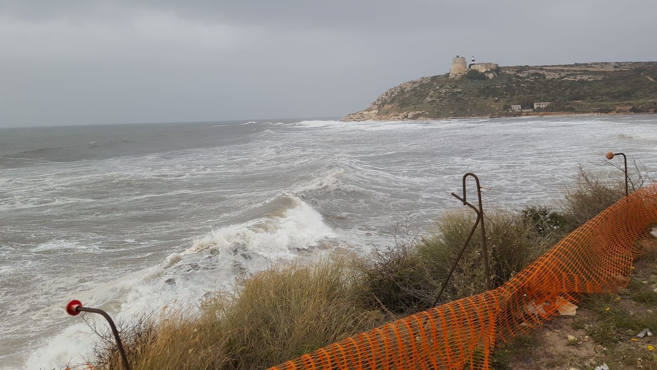 Cagliari, mare in tempesta a Calamosca: le onde si schiantano sulla spiaggia