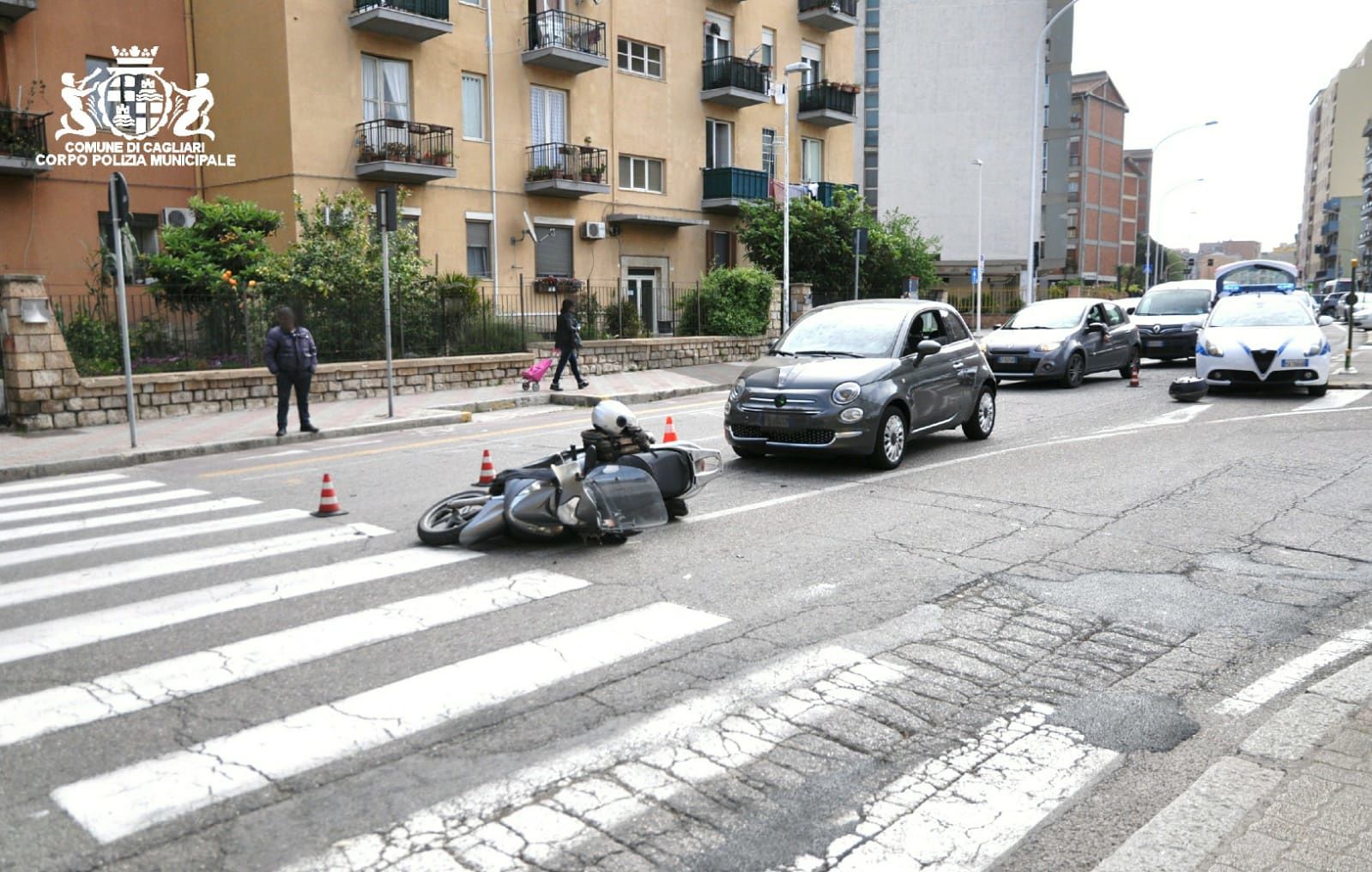 Cagliari, brutto incidente in via Emilia: centauro fermo sulle strisce tamponato da un’auto