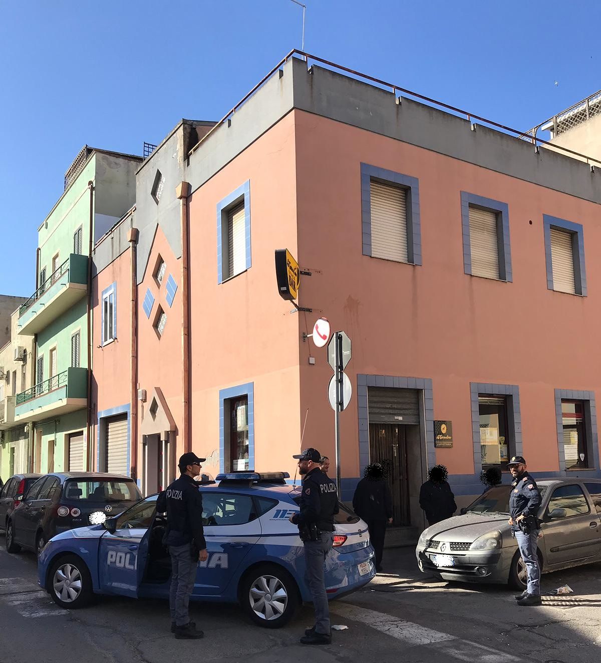 Cagliari, ladri forzano la saracinesca di un bar: colti in flagrante e arrestati