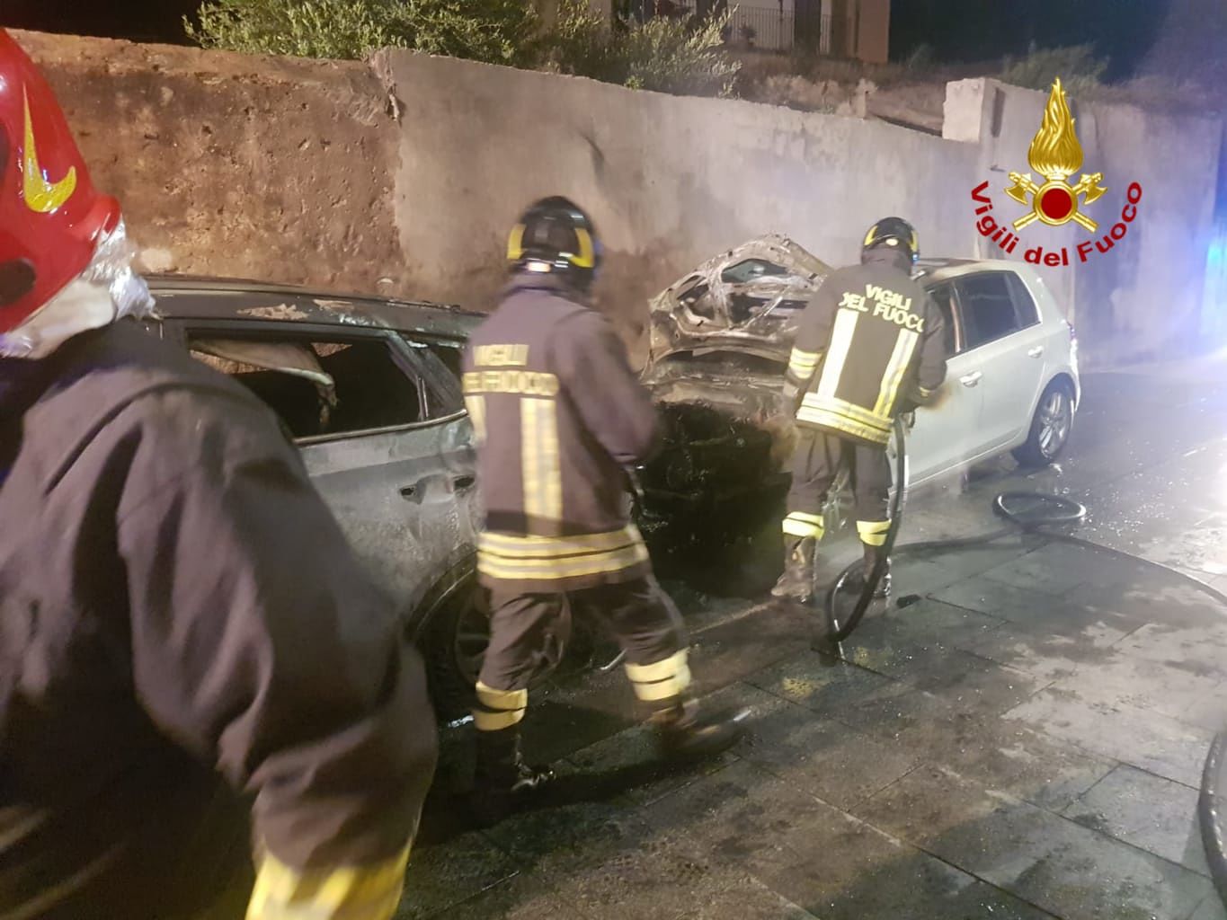 Auto in fiamme a Iglesias, intervengono i vigili del fuoco