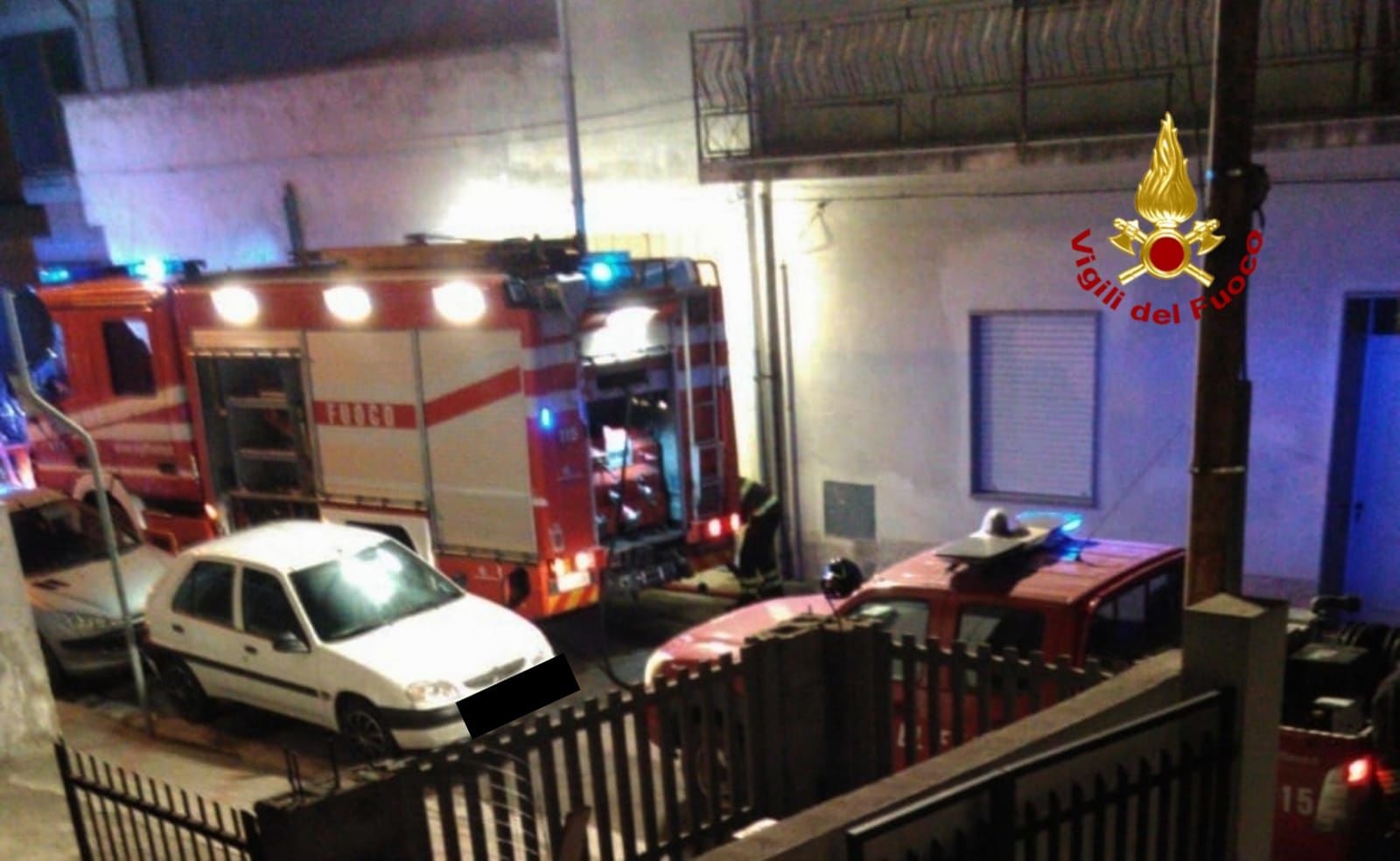 Auto in fiamme a Sestu, paura per alcune bombole di gpl: evacuata una palazzina