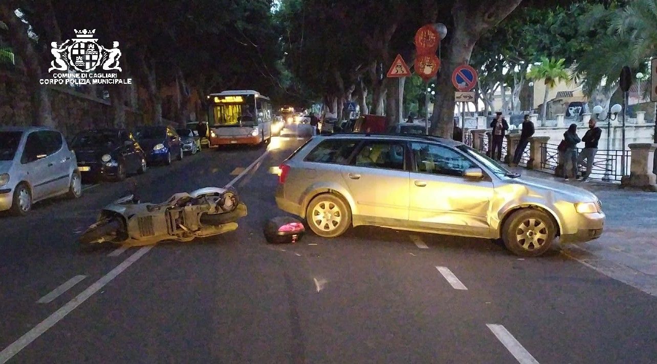 Cagliari, brutto incidente in viale Regina Elena: auto travolge scooter, 30enne all’ospedale