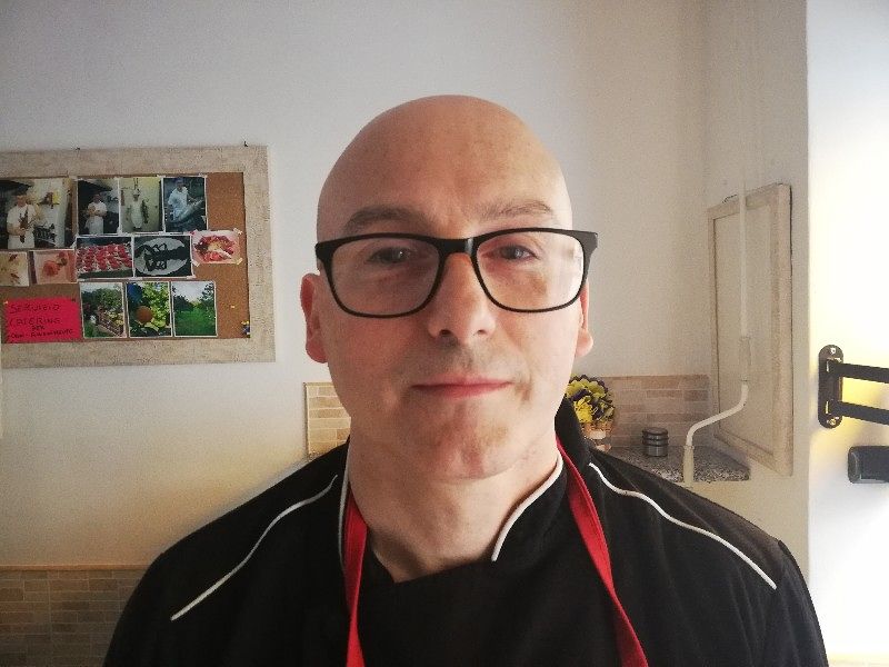 Corrado, ristoratore di Cagliari: “Se un ladro entra dentro il negozio voglio difendermi, ho molti coltelli” 