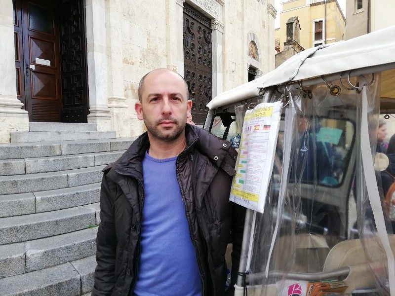 Cagliari, scoppia la rivolta dei lavoratori delle “api” turistiche: “Ci accampiamo sotto il Comune”