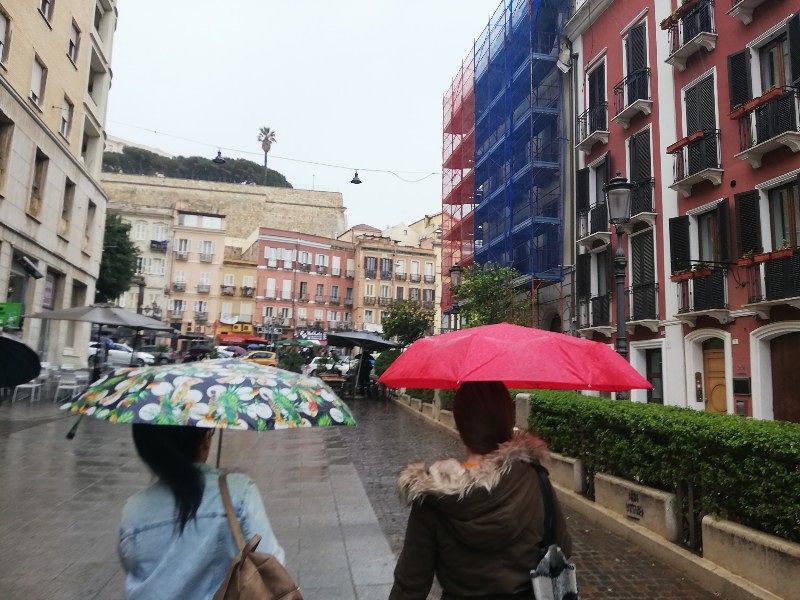 Cagliari sotto la pioggia e “scia” di fulmini sulla Sardegna, maltempo sino al weekend