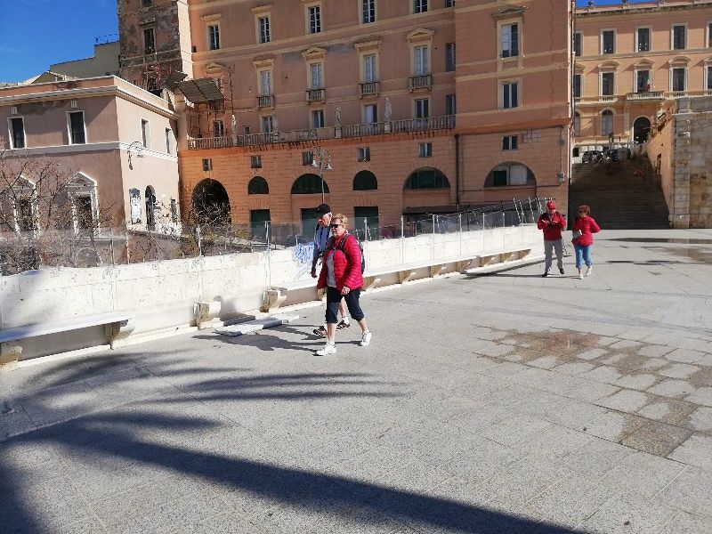 Lastre spaccate, transenne e pasticci: al Bastione di Cagliari turisti in tour nel degrado