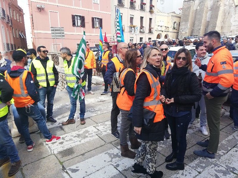Cagliari, i 700 lavoratori portuali allo stremo: “Basta chiacchiere, non vogliamo essere licenziati”