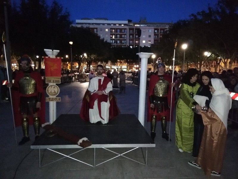 Cagliari, una Via Crucis vivente da applausi in piazza Giovanni XXIII: “Così riscaldiamo i cuori per la Pasqua”