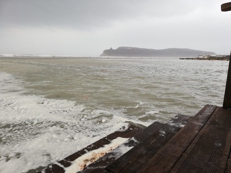 Mareggiata a Cagliari, paesaggio “lunare” al Poetto: il mare si mangia tutta la spiaggia