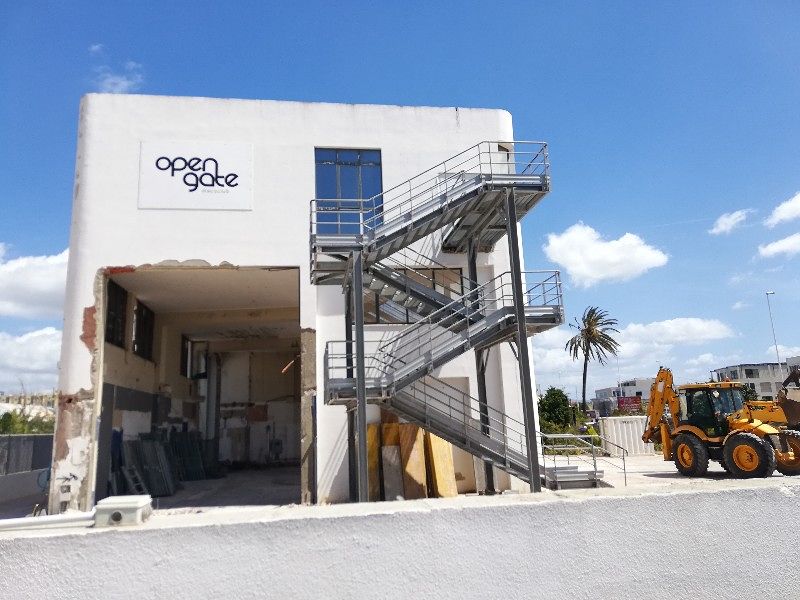 Cagliari, addio alla storica discoteca Open Gate: ruspe in azione in via Venturi