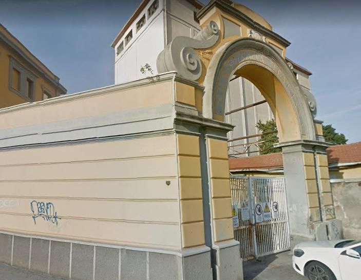 Cagliari, la polizia sgombera i locali dell’Ex Semoleria di viale La Playa: dentro ci vivevano 5 stranieri