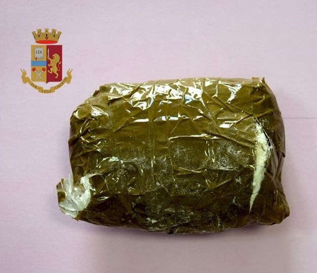 Via Vesalio, 400 grammi di ketamina abbandonata scoperti grazie a un merlo