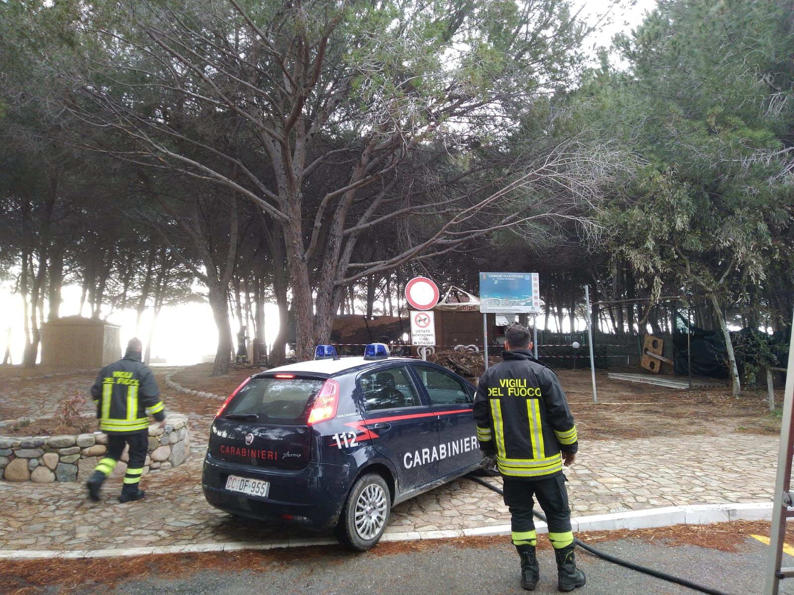 Fiamme in un chiosco nella pineta di Lotzorai