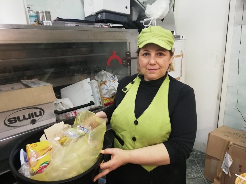 Cagliari, porta a porta caos in piazza Michelangelo: “Niente mastelli, devo tenere i rifiuti dentro la gastronomia”