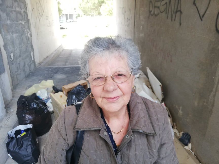 Mariolina, la “nonna” di Sant’Elia: “Qui buttano i rifiuti anche dentro i rifugi dei gatti randagi”