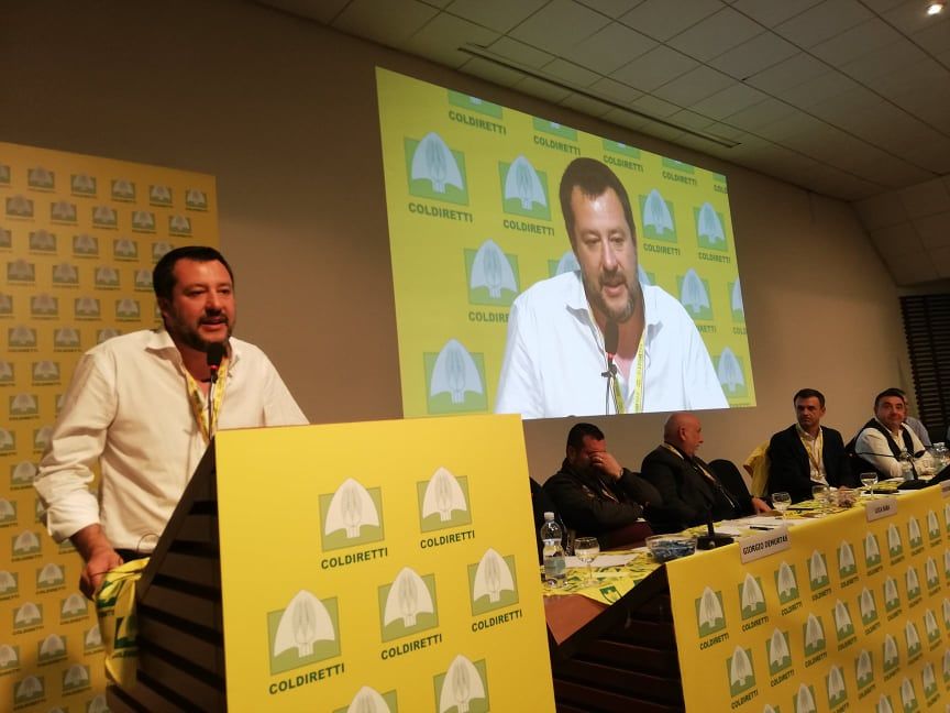 Salvini a Cagliari “difende” i prodotti sardi: “Un maialetto non può arrivare da Amsterdam, siamo folli?”