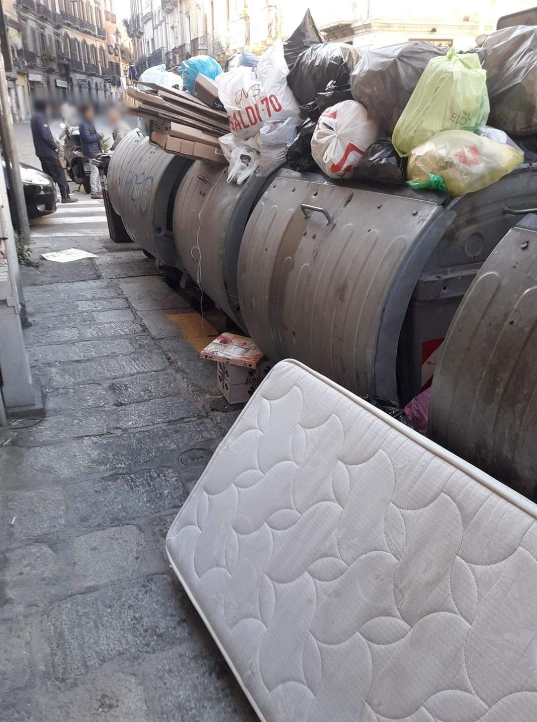 Cassonetti ricoperti dai rifiuti nel Corso Vittorio a Cagliari: “Proprio nella Settimana Santa, che figuraccia”